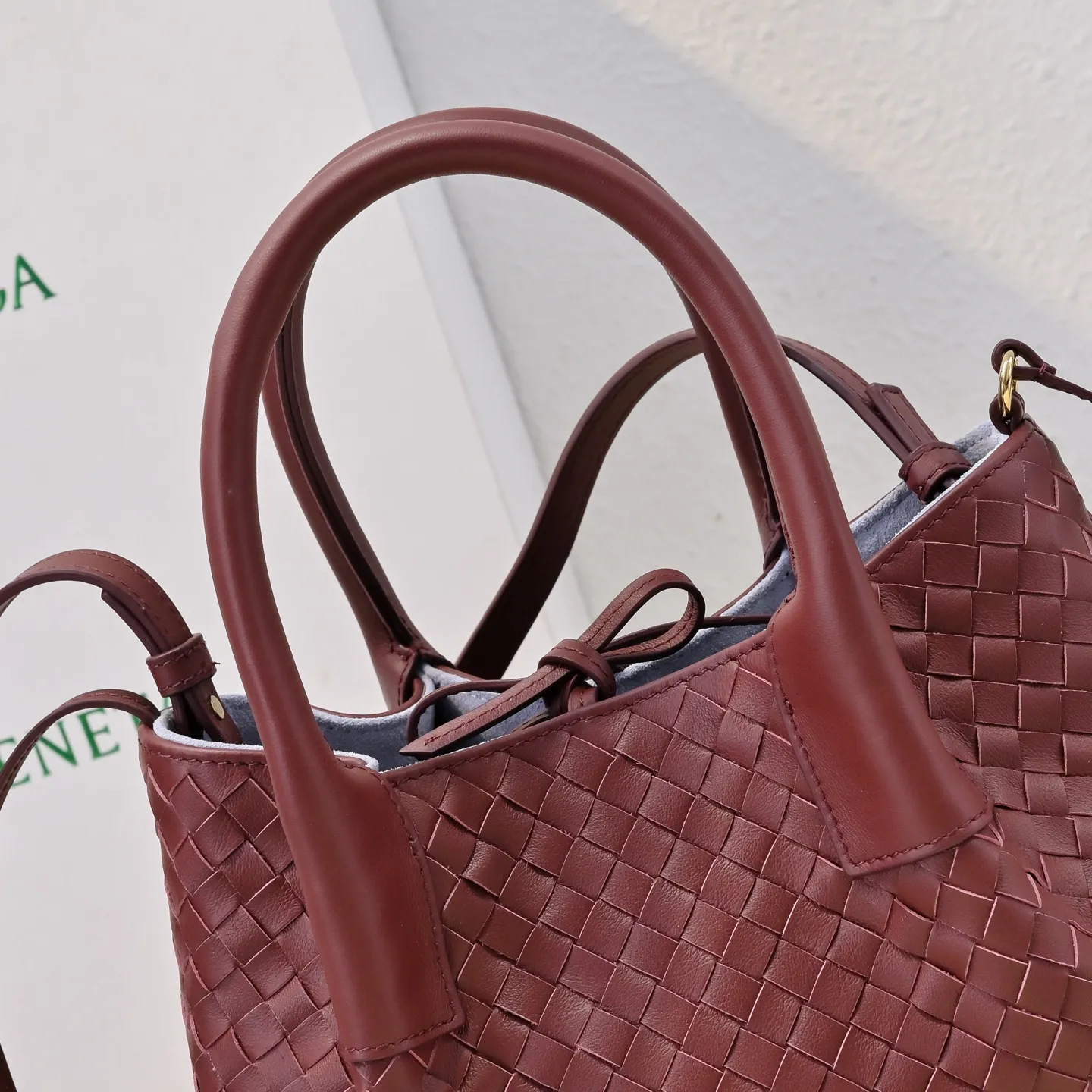 Batch 1760 BOTTEGA VENETA 2025 new product pinacoteca has super soft leather, and the weaving function, practicality and relaxed fashion sense have not fallen behind❤️‍🔥Amway has given sisters a must-have bag when going out. The size of the bag also accurately meets the commuting needs of urban beauties. It can accommodate mobile phones, keys, lipstick, powder, sunscreen, shopping bags...all of it! ! ! 🔥The capacity should not be underestimated~ It does not choose people, clothes, or occasions. With its majestic curved outline, exquisite woven texture, delicate edges and rounded handles, this woven vegetable basket bag truly achieves the goal of "dressing up and being fashionable without getting in the way"~ Are you interested in Jimei? Style number: 9004 Size: 24*15*12cm